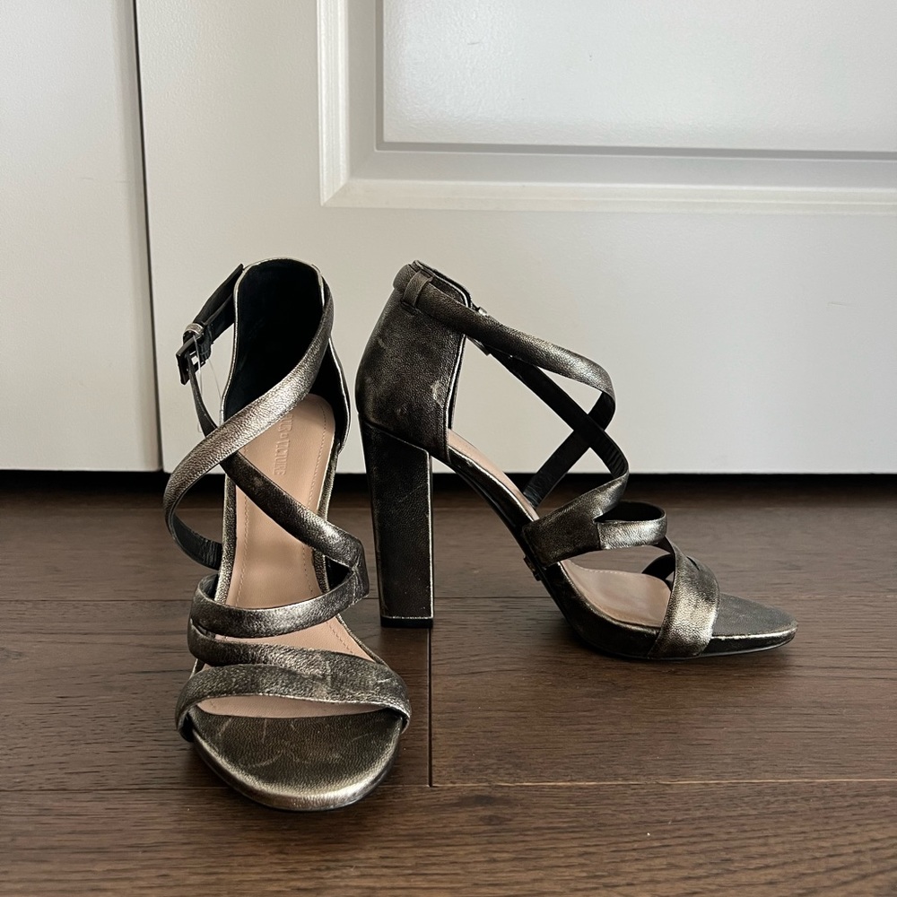Pour La Victoire Size 9 Carla Pewter Leather Metallic Strappy Block Heel Pumps